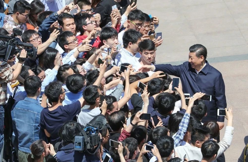 2018年5月2日，習(xí)近平來到北京大學(xué)考察。圖為習(xí)近平離開學(xué)校時同道路兩旁師生親切握手。 新華社記者 王曄 攝