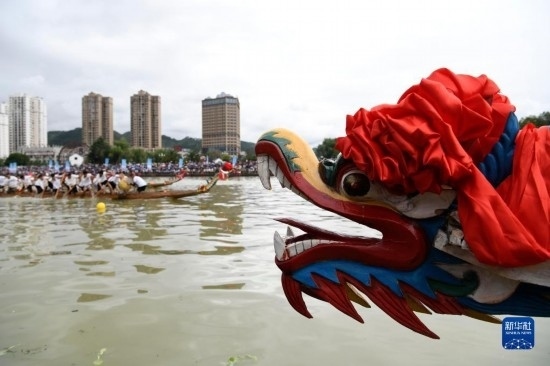 6月23日，在貴州省黔東南苗族侗族自治州施秉縣舉行的獨(dú)木龍舟節(jié)上，獨(dú)木龍舟進(jìn)行比賽。