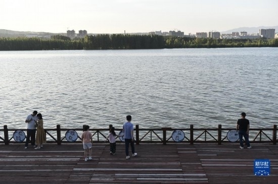 6月23日，游人在三門峽市黃河公園內休閑。