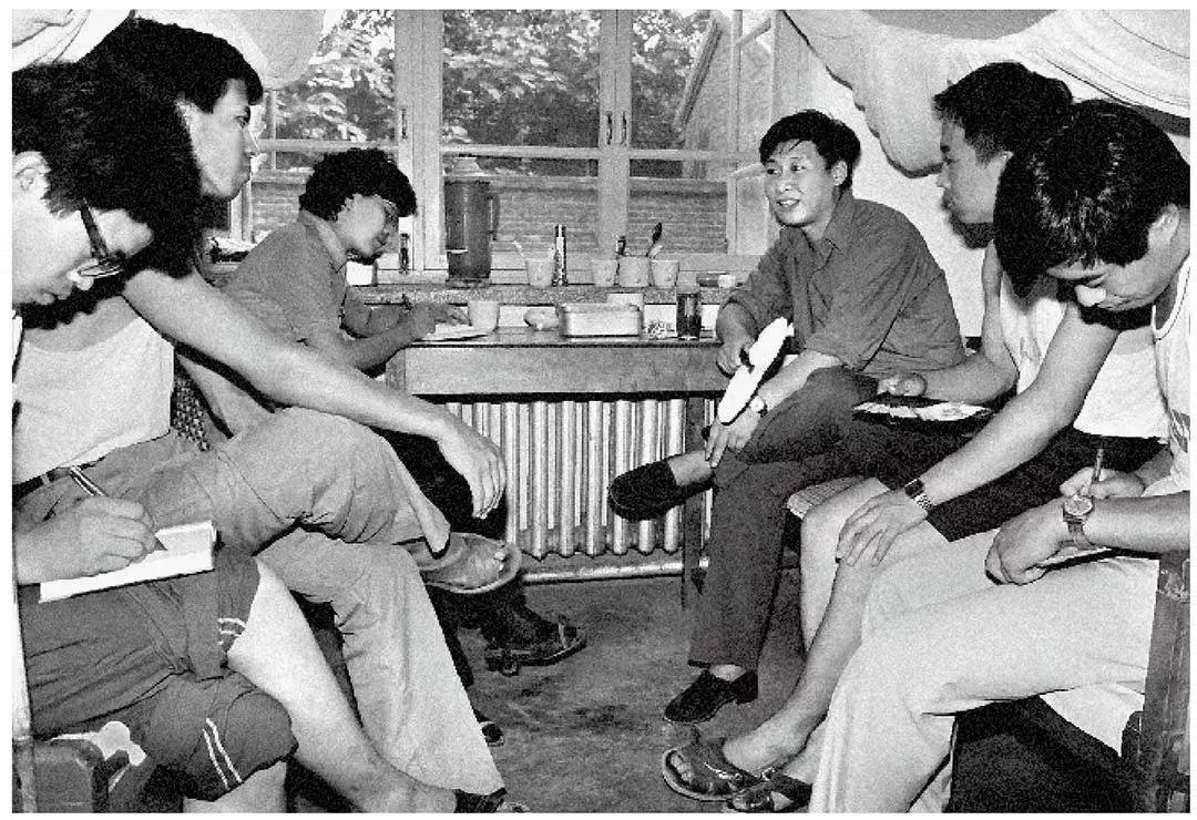 1984年7月29日，習(xí)近平與中國人民大學(xué)暑期社會實踐團成員在正定縣政府招待所宿舍座談。（圖源：《習(xí)近平與大學(xué)生朋友們》）