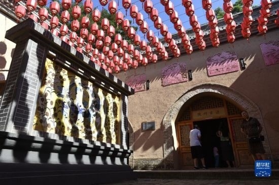 6月23日，游人在三門峽市陜州地坑院景區(qū)內游覽。