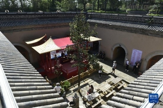 6月23日，游人在三門峽市陜州地坑院景區(qū)內游覽。