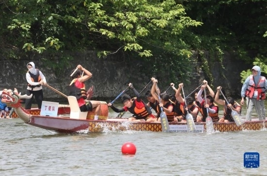6月23日，在江蘇省宜興市舉行的龍舟競(jìng)渡賽中，參賽選手們奮力拼搏。