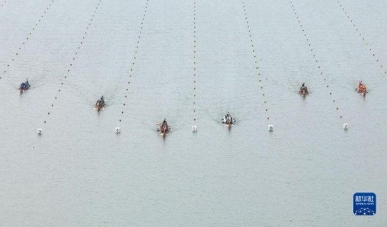 6月23日，在江蘇省泰州市水上運(yùn)動(dòng)訓(xùn)練基地，人們參加龍舟比賽（無(wú)人機(jī)照片）。