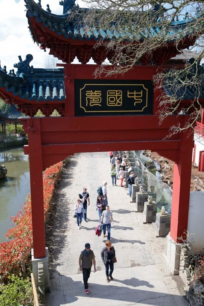 在比利時天堂動物園的中國園，游客從牌樓下走過。