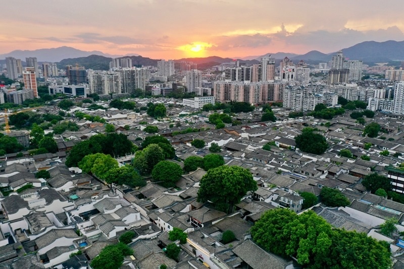 2021年7月10日，夕陽(yáng)映照下的福州三坊七巷文化歷史街區(qū)。