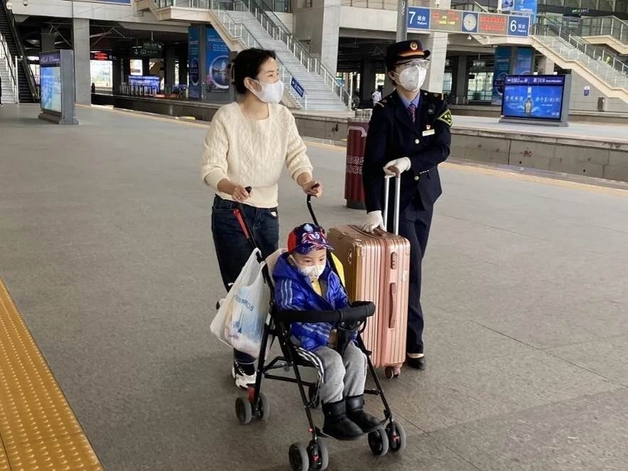 鄭海珠在站臺(tái)上引導(dǎo)旅客乘車。南昌鐵路供圖