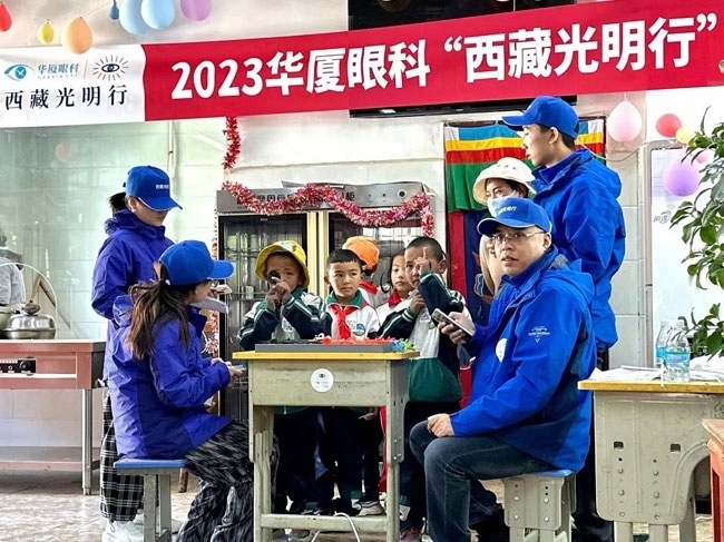 華廈眼科醫(yī)務(wù)人員對當?shù)厣倌陜和M行近視、弱視、斜視篩查。人民網(wǎng)記者 李棟攝
