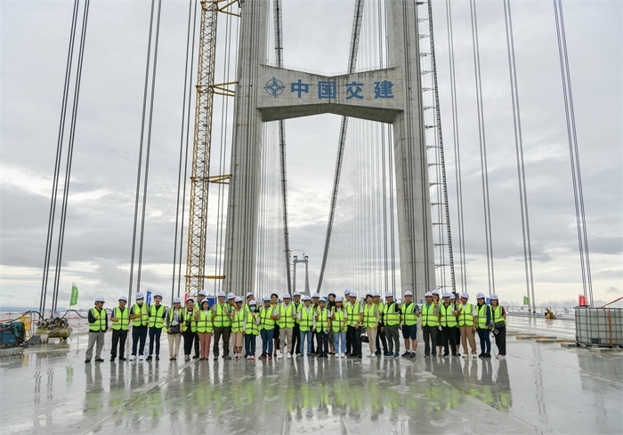 瀾湄六國媒體記者代表在建設(shè)中的深中通道伶仃洋大橋施工現(xiàn)場合影。（中交集團供圖）