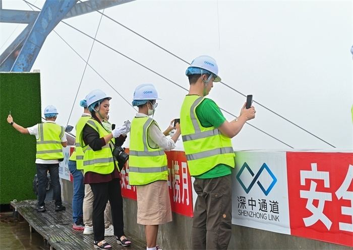 瀾湄六國媒體記者代表在建設(shè)中的深中通道伶仃洋大橋270米高塔之上拍照。中交集團供圖