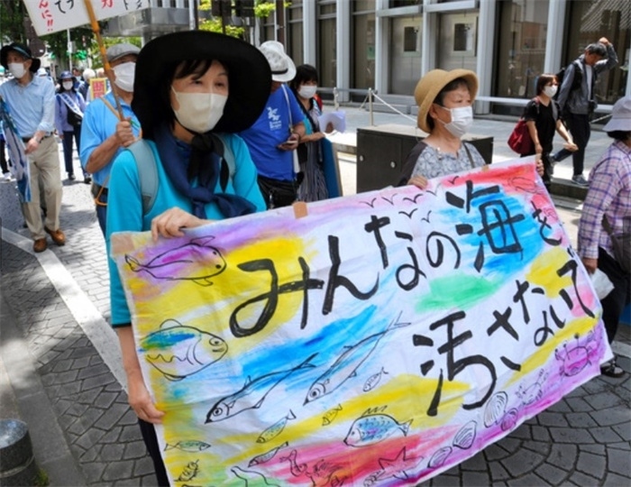 2023年6月20日，日本民眾在福島縣政府周圍舉行抗議活動(dòng)，強(qiáng)烈反對(duì)核污水排海計(jì)劃，呼吁保護(hù)漁業(yè)資源。圖片來(lái)源：《朝日新聞》