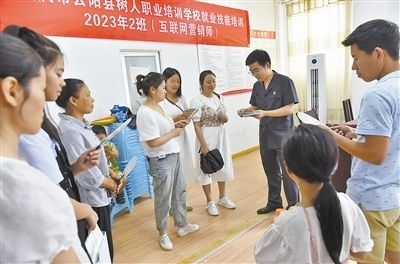  圖③：法院干警現(xiàn)場(chǎng)指導(dǎo)鄉(xiāng)村“代理家長”如何正確管護(hù)留守兒童。