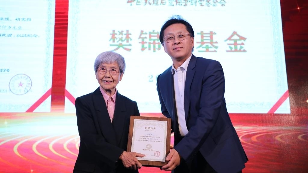 國家文物局黨組成員、副局長解冰（右）為樊錦詩（左）頒發(fā)捐贈證書。新華社記者張睿 攝