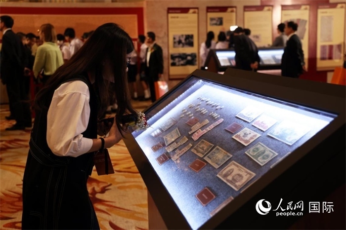 觀眾在“三江出海 一紙還鄉(xiāng)”僑批歷史文化展上觀賞展品。人民網(wǎng)記者楊一攝