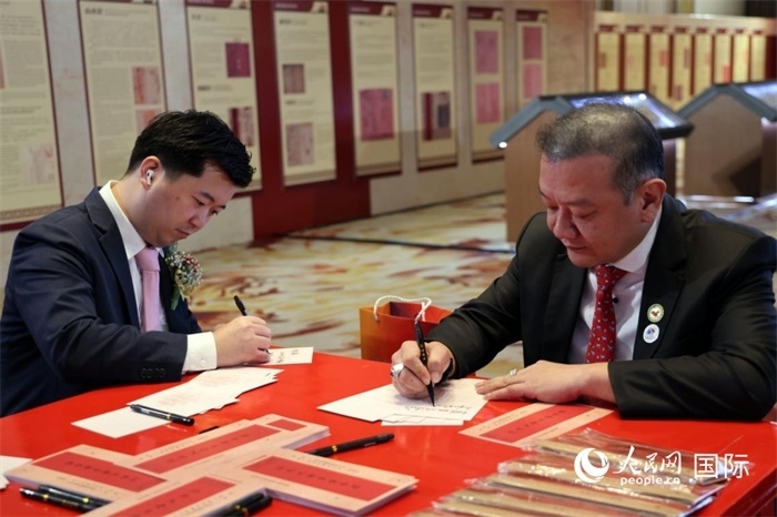 觀眾在展覽現(xiàn)場設(shè)置的體驗區(qū)手寫“批信”。人民網(wǎng)記者楊一攝