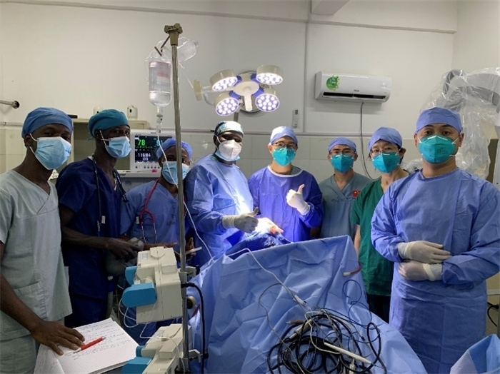 腦膿腫手術(shù)成功，全體參與手術(shù)的醫(yī)務(wù)工作者合影留念。中國(guó)第二十九批援幾內(nèi)亞醫(yī)療隊(duì)供圖