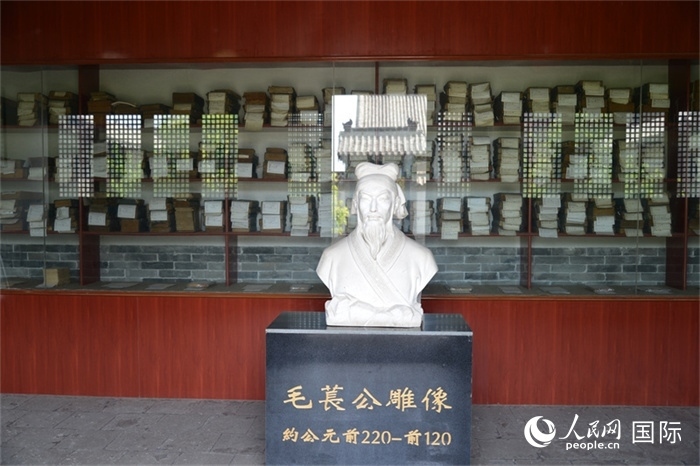 河間詩經(jīng)齋毛萇雕像。雕像后書櫥中陳列的是歷代各版本《詩經(jīng)》及譯本。 人民網(wǎng) 趙昭攝
