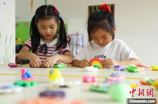 在肥西縣山南鎮(zhèn)中心幼兒園，孩子們在做彩色泥塑。陳家樂 攝