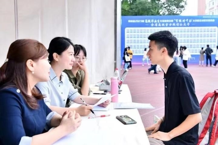 2023年5月7日，四川省2023屆高校畢業(yè)生專場(chǎng)招聘會(huì)暨“百校對(duì)千企”大型校企對(duì)接交流活動(dòng)在成都理工大學(xué)舉行。（四川省教育廳供圖）