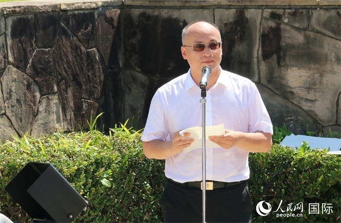 昆明市副市長(zhǎng)安恩法在紀(jì)念儀式上致辭。人民網(wǎng) 許可攝