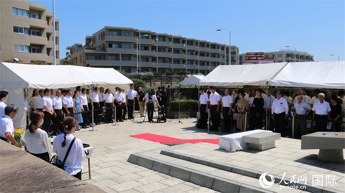 參加紀(jì)念活動(dòng)者全體起立默禱。人民網(wǎng) 許可攝