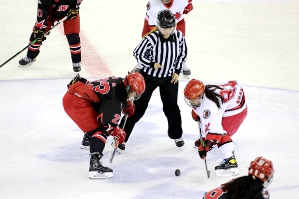 北京隊球員呂悅(左)與上海隊球員黃滟爭球。人民網(wǎng)記者 胡雪蓉攝