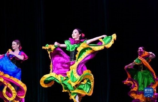 7月21日，哈薩克斯坦薩爾塔納國家舞蹈團(tuán)的演員在演出。