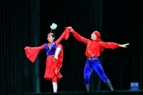 7月21日，哈薩克斯坦薩爾塔納國家舞蹈團(tuán)的演員在演出。