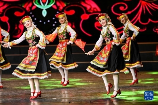 7月21日，哈薩克斯坦薩爾塔納國家舞蹈團(tuán)的演員在演出。