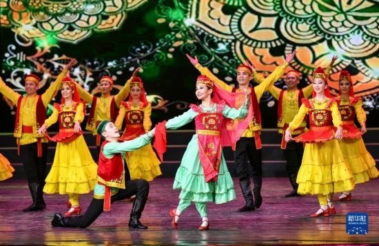 7月21日，哈薩克斯坦薩爾塔納國家舞蹈團(tuán)的演員在演出。