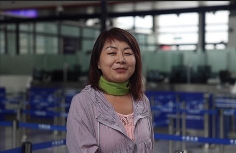 7月22日，曾經(jīng)在老撾瑯勃拉邦工作過(guò)3年的加拿大華僑孫月玲乘坐中老鐵路國(guó)際旅客列車(chē)從中國(guó)出境。衛(wèi)海林 攝