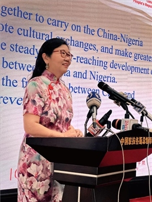 中國駐拉各斯總領(lǐng)館總領(lǐng)事嚴(yán)宇清致辭。駐拉各斯總領(lǐng)館供圖