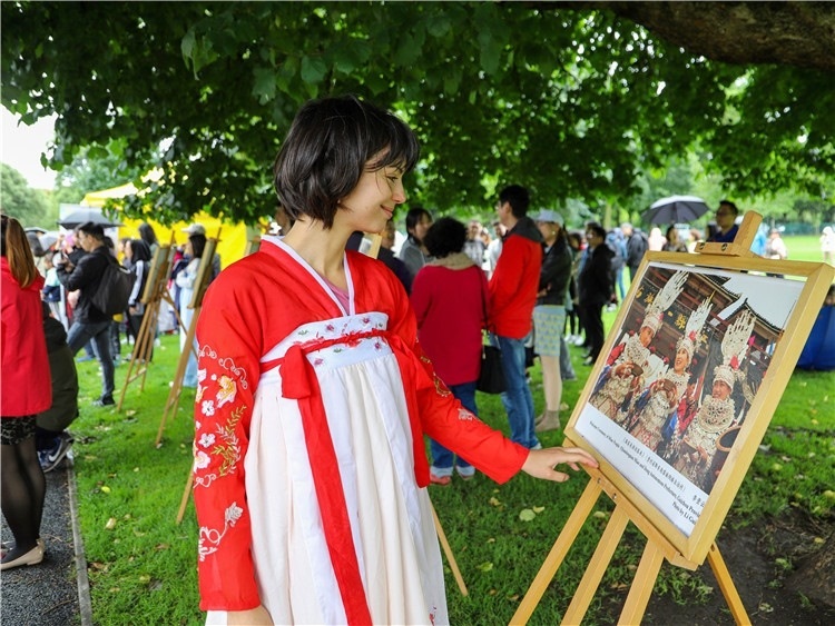 圖為當(dāng)?shù)孛癖娦蕾p“美麗中國”圖片展