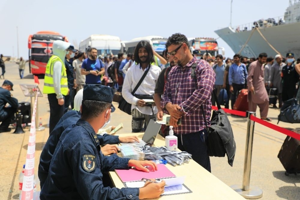 ↑2023年4月28日，從蘇丹撤離的外籍人員準備登艦。新華社發(fā)（李怡諾攝）