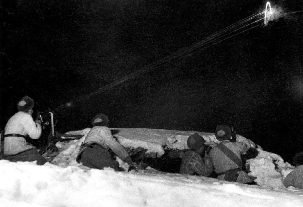  ↑1950年12月，在朝鮮長津湖，中國人民志愿軍第27軍連隊機槍手向美軍陣地射擊。新華社發(fā)（張崇岫 攝）