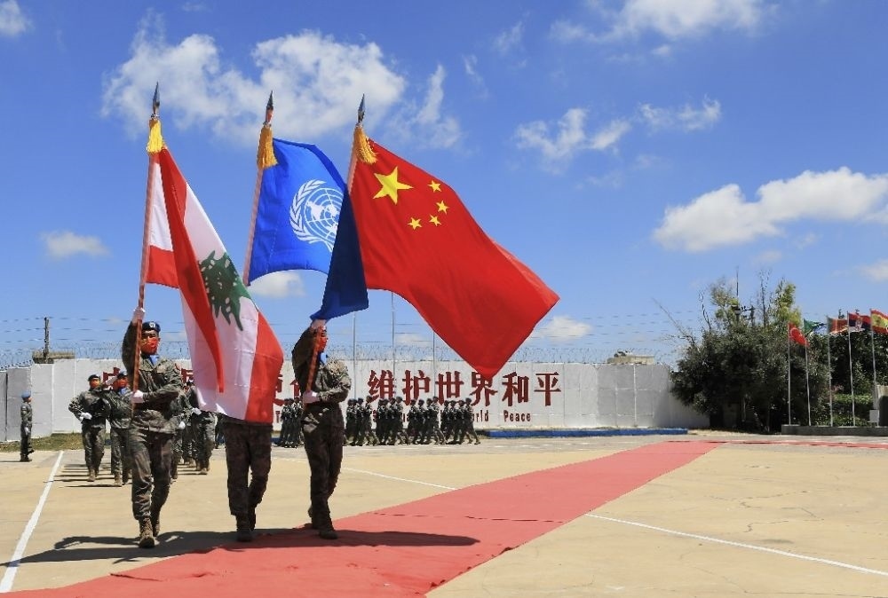 ↑在黎巴嫩南部辛尼亞村的中國維和部隊營區(qū)，中國維和部隊官兵在受勛后通過觀禮臺（2022年7月1日攝）。新華社記者 劉宗亞 攝