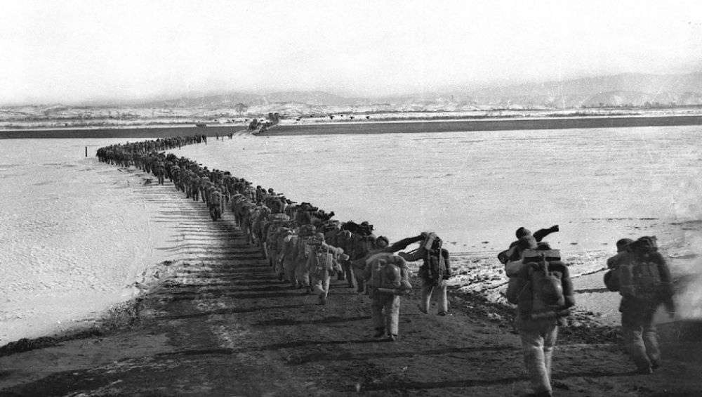 ↑1950年10月19日，中國人民志愿軍雄赳赳、氣昂昂跨過鴨綠江，和朝鮮人民一道共同抗擊侵略者。新華社發(fā)（黎民 攝）