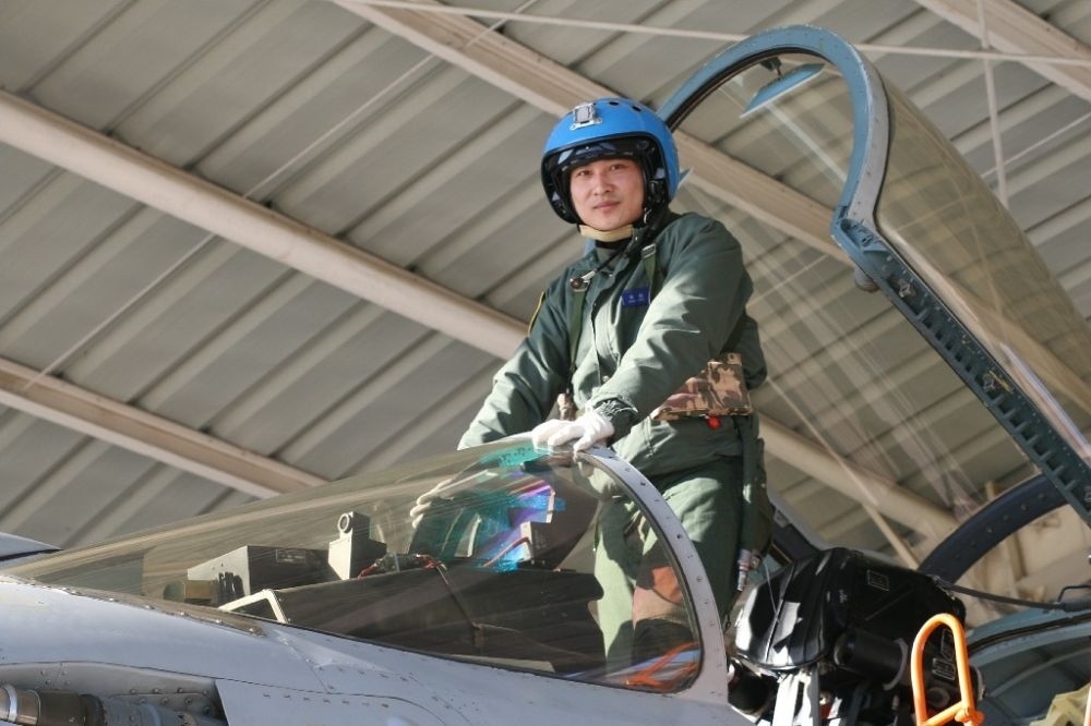 ↑海軍某艦載航空兵部隊原一級飛行員張超（2016年1月27日攝）。新華社發(fā)