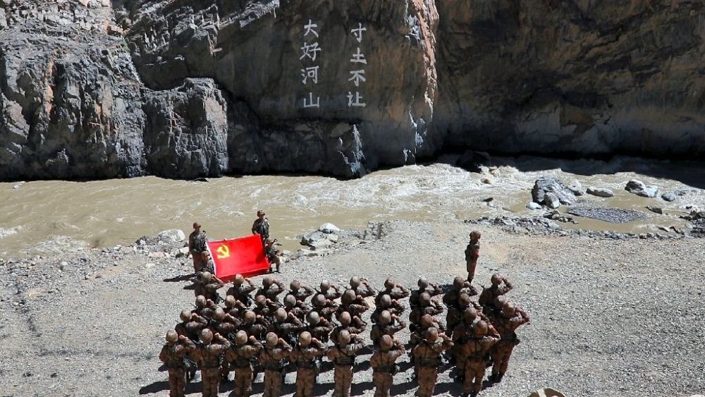 ↑某邊防團官兵在“大好河山 寸土不讓”標語前舉行重溫入黨誓詞儀式（資料照片）。新華社發(fā)（鄭曉林 攝）