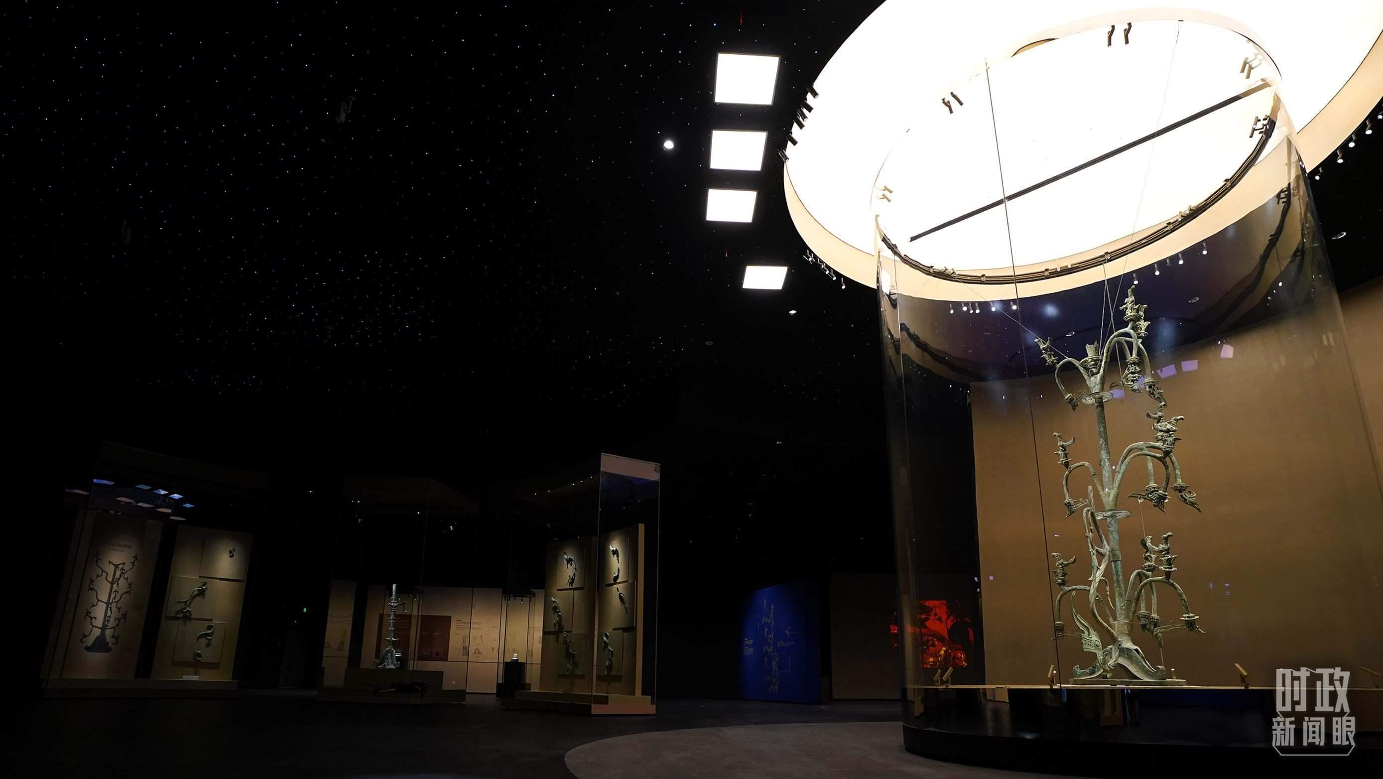 △三星堆出土的青銅神樹(shù)。（總臺(tái)國(guó)廣記者李晉拍攝）