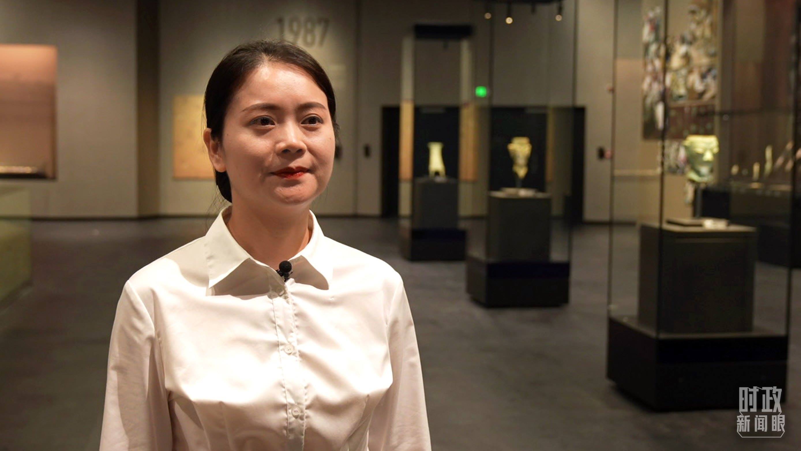 △當(dāng)天現(xiàn)場(chǎng)負(fù)責(zé)講解的三星堆博物館公眾服務(wù)部程靜。（總臺(tái)央廣記者馬喆拍攝）