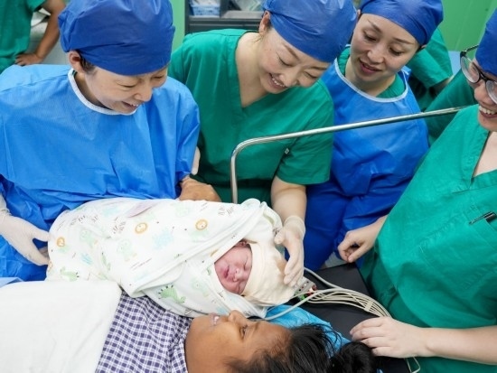 中國海軍“和平方舟”號醫(yī)院船在基里巴斯為29歲的塔拉瓦居民德阿瑞接生了一名“和平寶寶”（2023年7月16日攝）。新華社發(fā)（劉偉 攝）