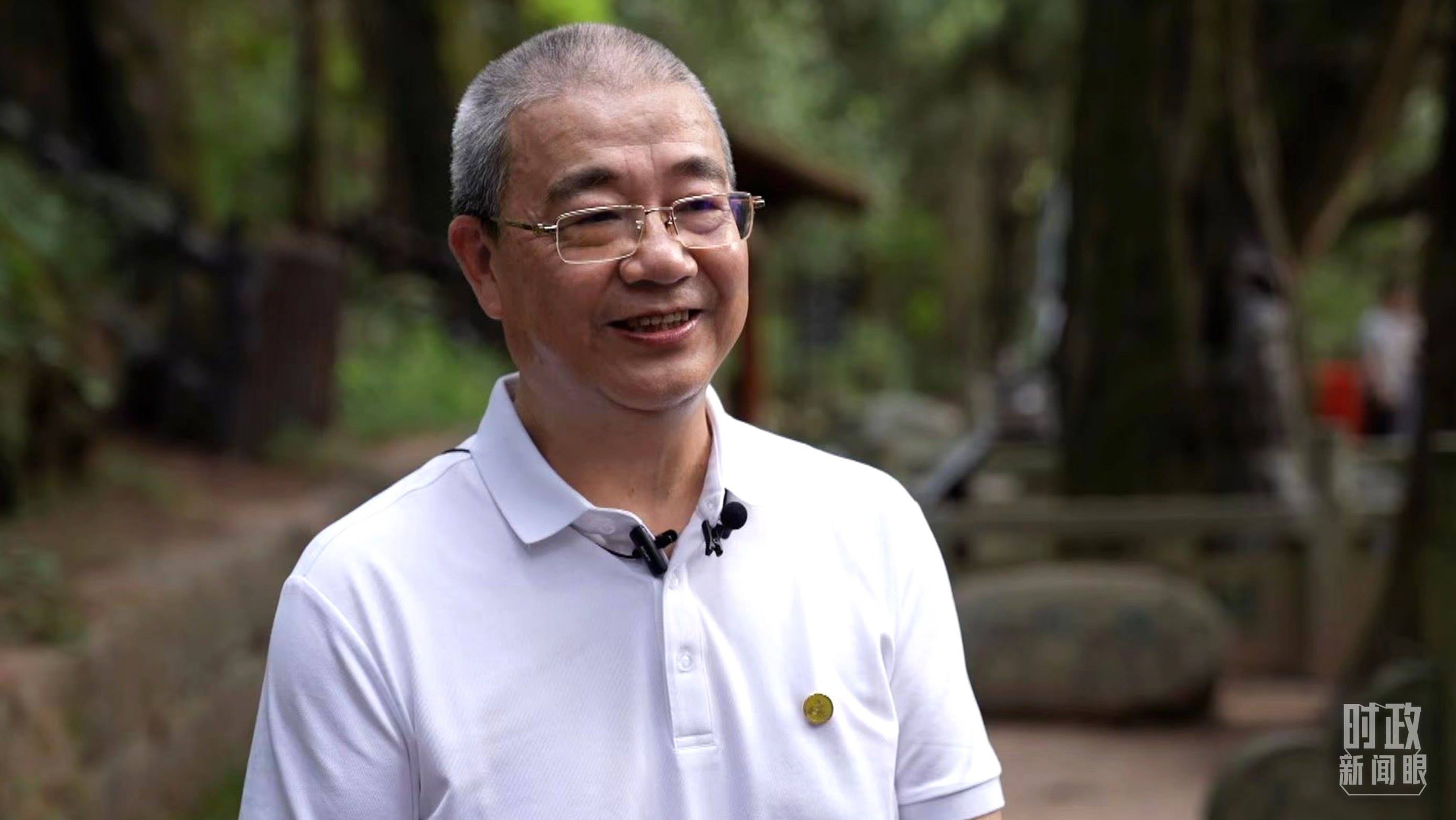 △廣元蜀道文化研究會(huì)蔡?hào)|洲教授。（總臺(tái)央視記者賈林拍攝）