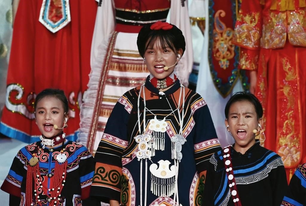 7月28日，吉好有果（中）在開幕式上表演。新華社記者陳澤國攝