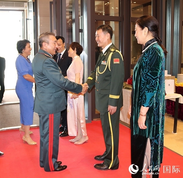國防武官胡德君大校迎接賓客。人民網(wǎng)記者李強(qiáng)攝