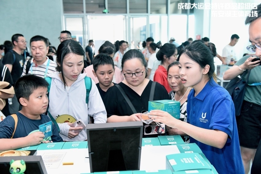 在特許商品零售店挑選“蓉寶”的顧客。人民網(wǎng)記者 朱虹攝