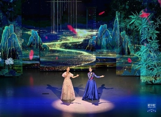 7月29日，演員在聯(lián)歡會現(xiàn)場演唱。新華社記者 蔡湘鑫 攝