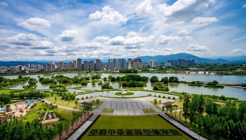 4月30日拍攝的天漢濕地公園景色。新華社發(fā)（李偉 攝）