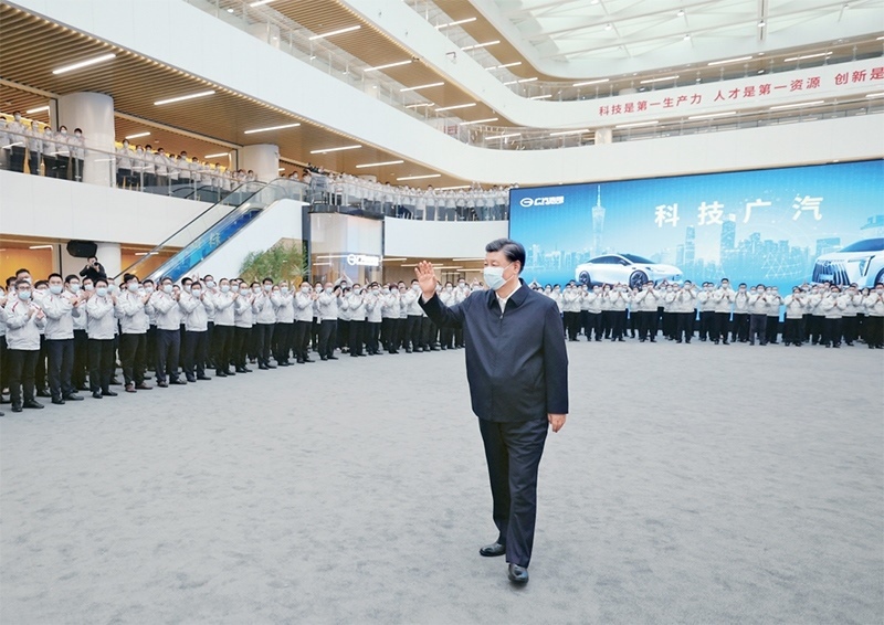 2023年4月10日至13日，中共中央總書(shū)記、國(guó)家主席、中央軍委主席習(xí)近平在廣東考察。這是12日下午，習(xí)近平在廣汽研究院向職工們揮手致意。 新華社記者 鞠鵬/攝