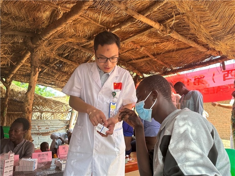 圖為南昌大學(xué)第一附屬醫(yī)院病理科主治醫(yī)師張振東為村民解說藥品使用方法。中國駐乍得醫(yī)療隊供圖